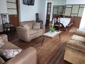 uma sala cheia de móveis e uma mesa em Goldenball em Cochabamba