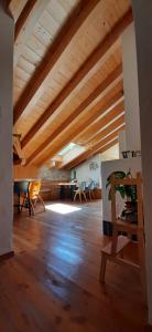 an attic room with wooden ceilings and wooden floors at Berg Apartments - Appartamento famigliare moderno in Stava