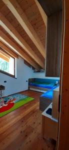 a large room with a bed and a couch at Berg Apartments - Appartamento famigliare moderno in Stava