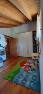 sala de estar con alfombra en el suelo en Berg Apartments - Appartamento famigliare moderno, en Stava