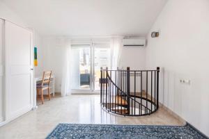 een woonkamer met een wenteltrap in een kamer bij First sea line nice duplex with terrace in Arenys de Mar