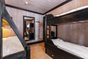 2 letti a castello in una camera con specchio di Tinden Apartments a Hemsedal
