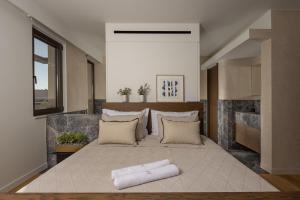 Katil atau katil-katil dalam bilik di Beachfront Linum Escape Retreat with a Heated Pool +90 gambar