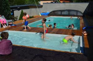 Het zwembad bij of vlak bij Dům Alois - penzion pro děti a jejich rodiče