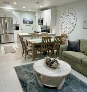 uma cozinha e sala de estar com uma mesa e um sofá em Casa Flamenco em West Palm Beach