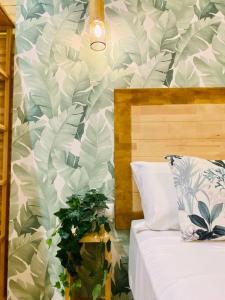 um quarto com uma cama com uma planta na parede em Cabanyal Room 5 - New & Stylish by the Beach em Valência