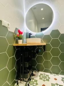 uma casa de banho com um lavatório e um espelho em Cabanyal Room 5 - New & Stylish by the Beach em Valência