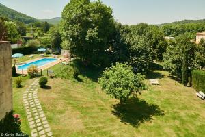 uma vista aérea de um jardim com uma piscina em Apartamentos Fonda Finet em Sant Felíu de Pallarols