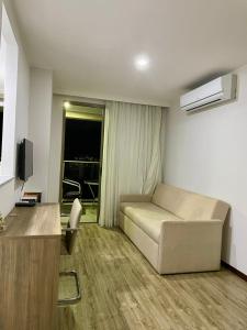 sala de estar con sofá y TV en Flat apart - com vista panorâmica, en Río de Janeiro