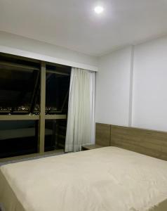 Un dormitorio con una cama grande y una ventana en Flat apart - com vista panorâmica, en Río de Janeiro