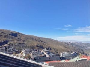 un grupo de edificios en la cima de una montaña en Ático con vistas Monte Gorbea, en Sierra Nevada