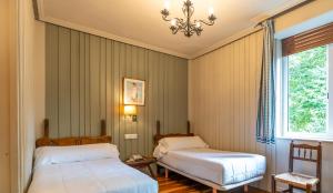 Postel nebo postele na pokoji v ubytování Hotel Alcazar Irun