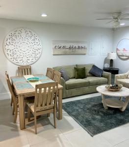ein Wohnzimmer mit einem Tisch und einem Sofa in der Unterkunft Casa Flamenco in West Palm Beach