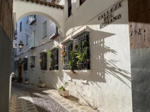 an alley with a building with a window at Vallaindiano in Córdoba
