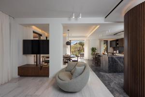 Televisyen dan/atau pusat hiburan di Beachfront Linum Escape Retreat with a Heated Pool