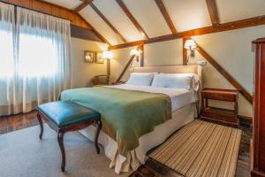 Postel nebo postele na pokoji v ubytování Hotel Alcazar Irun