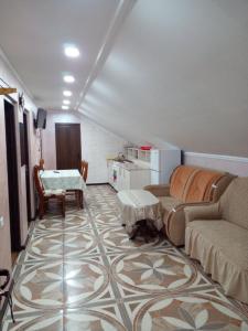 ein Wohnzimmer mit Sofa und Tisch in der Unterkunft Taqnvac hrashq in Dilidschan