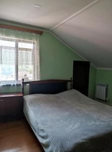ein Schlafzimmer mit einem Bett und einem Fenster in der Unterkunft Taqnvac hrashq in Dilidschan + 21 Fotos