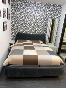 1 cama en un dormitorio con cabecero grande en Apartment Tazzoli 11, en Carugo