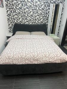 1 cama en un dormitorio con cabecero de flores en Apartment Tazzoli 11, en Carugo