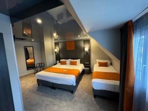 Duas camas num quarto com um sótão em Best Western Empire Elysees em Paris
