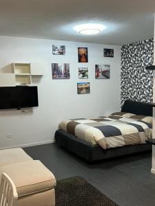1 dormitorio con 2 camas y TV de pantalla plana en Apartment Tazzoli 11, en Carugo