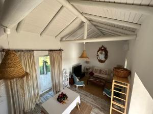 uma vista superior de uma sala de estar com tecto em Casa Rustica en Marbella em Estepona