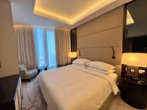Amazing Sea view في دبي: غرفة نوم بسرير كبير في غرفة الفندق