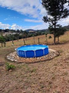 uma banheira azul sentada no meio de um campo em Sítio da Vovó Dinha em Contagem