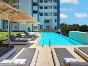 Bazén v ubytování The Regency Aparthotel nebo v jeho okolí