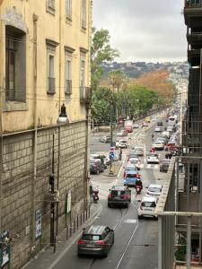 una calle de la ciudad llena de muchos coches en dependance22, en Nápoles