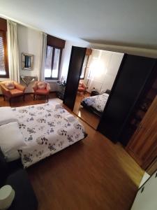 widok z góry na sypialnię z łóżkiem i lustrem w obiekcie Ca' Baby Venezia w Wenecji