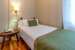 Postel nebo postele na pokoji v ubytování Hotel Alcazar Irun