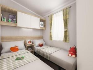 Cette petite chambre comprend 2 lits et une fenêtre. dans l'établissement Mowbreck Park, à Kirkham