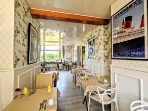 - un restaurant avec des tables et des chaises dans une salle dans l'établissement Château Corneille, à Vieux-Villez