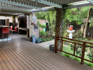 patio con terrazza in legno e fontana. di Cottonwood Guesthouse Oasis a Bloemfontein