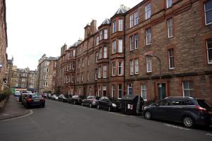una fila de autos estacionados en una calle al lado de edificios en Hamish's Hame Edinburgh Licence No EH 69774 P, en Edimburgo