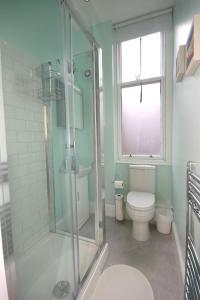 baño con ducha y aseo y ventana en Hamish's Hame Edinburgh Licence No EH 69774 P en Edimburgo