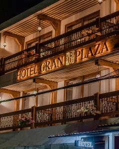 Hotel Gran Plaza San Agustin في سان أوغستين: علامة الفندق على جانب المبنى