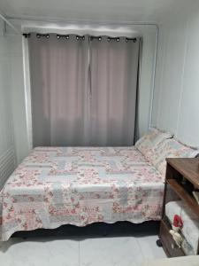 1 cama con dosel en un dormitorio en Mini casa Contêiner em Bombas, en Bombinhas