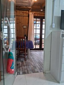ein Zimmer mit einem Tisch und einem Stuhl in einem Zimmer in der Unterkunft Mini casa Contêiner em Bombas in Bombinhas