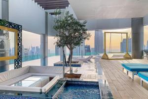 Bazén v ubytování Magical Apartment With Rooftop Pool & Burj Khalifa View nebo v jeho okolí