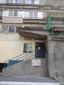 キーウにあるКвартира по улице Большая Васильковская, 129の青い手すり付きの建物