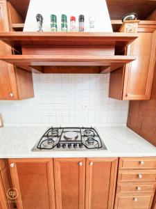 een kookplaat in een keuken met houten kasten bij Holiday House Srečka in Izola