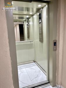 eine Dusche mit Glastür im Bad in der Unterkunft Hotel Aconchego Cearense in Fortaleza