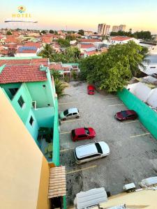 eine Luftansicht von auf einem Parkplatz geparkt Autos in der Unterkunft Hotel Aconchego Cearense in Fortaleza