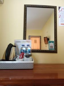 a mirror on a table in a hotel room at Krajomsai Resort เจ้าของมุสลิมห้ามดื่มแอลกอฮอล์ in Ban Pak Ba Ra