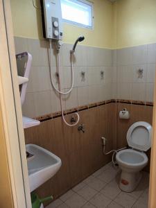 een badkamer met een douche, een toilet en een wastafel bij Krajomsai Resort เจ้าของมุสลิมห้ามดื่มแอลกอฮอล์ in Ban Pak Ba Ra