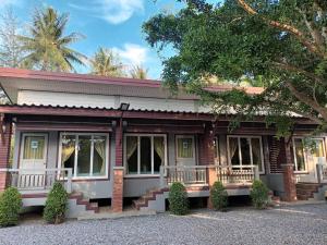 a red brick house with a porch at Krajomsai Resort เจ้าของมุสลิมห้ามดื่มแอลกอฮอล์ in Ban Pak Ba Ra