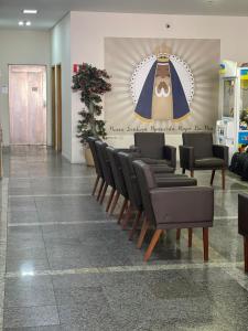 eine Reihe von Stühlen in einem Wartezimmer in der Unterkunft Hotel Maria da Fé in Aparecida